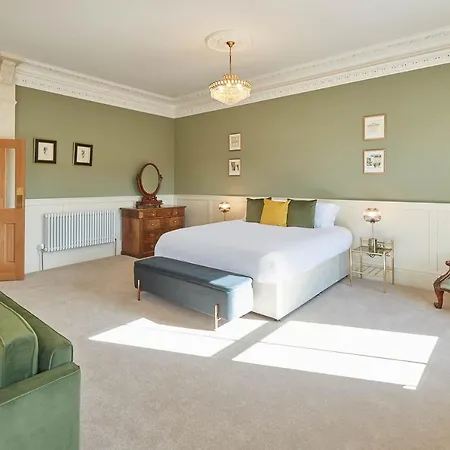 Host & - Milton Street *